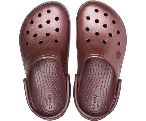 maroon crocs men.